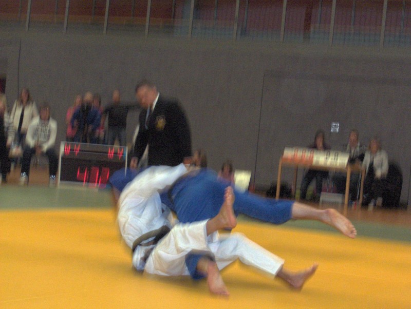 Blitzschnell: Michael Möbius (blau) bringt den SV Halle 1:0 in Führung. img